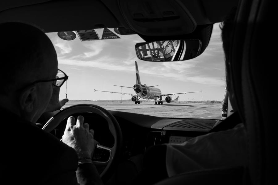 Vue d'un décollage à travers une voiture